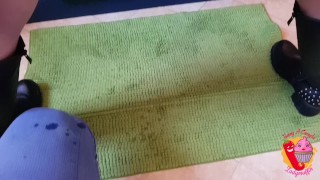 Milf viene sborrata in figa mentre si trucca