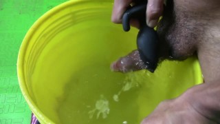 Estudiante Cachondo se Corre Dentro de un Balde con Agua Caliente!! uuuff