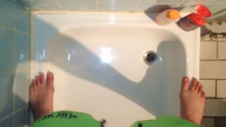 Drecksau pisst einfach in die Dusche