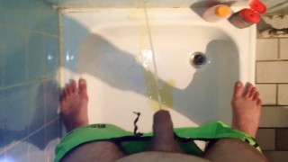 Drecksau pisst einfach in die Dusche