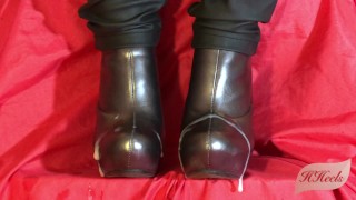 Éjaculer sur ses bottines grises