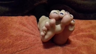 Rubbing cum on my toes and soles - cum on feet