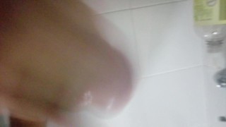 Me grabé al revés y me vine en mi lavamanos