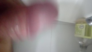 Me grabé al revés y me vine en mi lavamanos