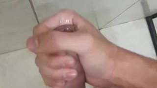 Gozando no banheiro da sogra