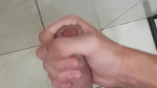 Gozando no banheiro da sogra