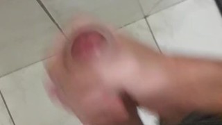 Gozando no banheiro da sogra