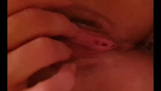 marta si masturba sul mio letto e io la riprendo da vicino