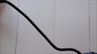 Mec sexy à poil passe l'aspirateur
