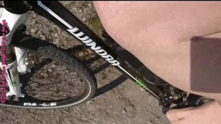 In Feinstrumpfhose Fahrradfahren ** Foot Spaß **