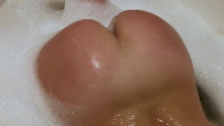 Big tits milf enjoys her foamy bath - Rate my sexy wet ass and boobs 4К