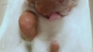 Big tits milf enjoys her foamy bath - Rate my sexy wet ass and boobs 4К