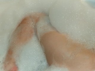 Lover to take a bath and play with her pussy))