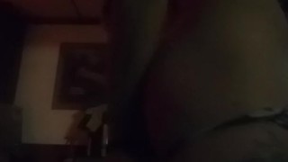 Sexy girl shakes her ass!