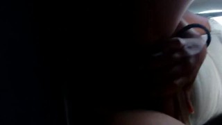 Batendo mimha buceta no carro