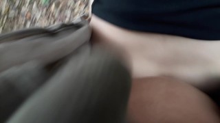 Sexo en el bosque con mi novia, la lleno de leche 
