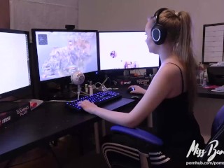 She tries to play Apex Legends