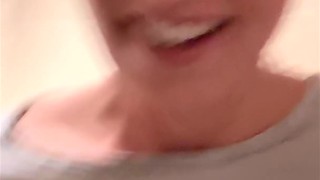 OMG Notgeil im Restaurant! Auf der Toilette zum Orgasmus gefingert