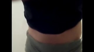 Chico masturbándose