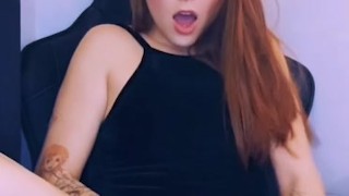 Teen masturbate with a big dildo after streaming