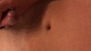 Cumshot auf meinen Bauch Nahaufnahme