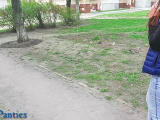 Przyrodni brat i przyrodnia siostra pomagają sobie nawzajem w spuszczaniu majtek