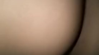 Culona se masturba hasta venirse