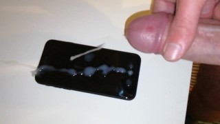 Auf mein iPhone spritzen mit Zeitlupe großer Cumshot Kameraperspektive