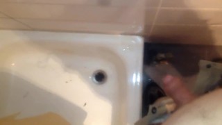 Heimlich in die Dusche gepisst