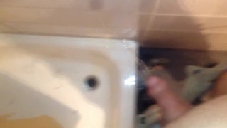 Heimlich in die Dusche gepisst