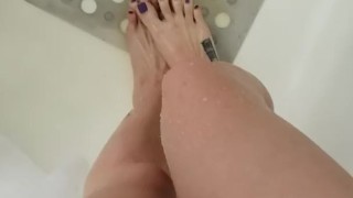 Peeing on my feet in the shower