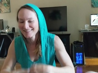 Cutie w bluzie z kapturem ssącej mojego ośmiocalowego kutasa