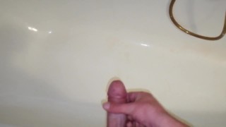 Ich spritze und pisse in die Badewanne Kameraperspektive