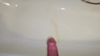 Ich spritze und pisse in die Badewanne Kameraperspektive