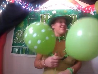 Trzaski balonów odbijają się