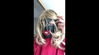 Rubberfinest Maske mit Zungenknebel und blonden Haaren