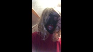 Rubbersfinest Maske mit Mundauskleidung und blonden Haaren