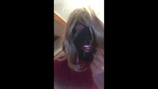 Rubbersfinest Maske mit Mundauskleidung und blonden Haaren