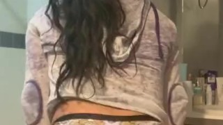 Latina makes fat ass clap