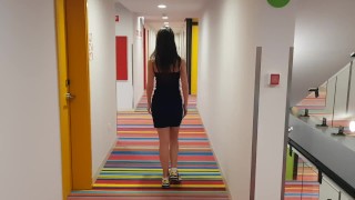 Девушка раздевается в холле гостиницы и мастурбирует
