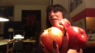 Muscle girl destroys bad apple with her huge bicep