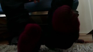 Lèche mes pieds puants après les cours - bottes, chaussettes, pieds nus