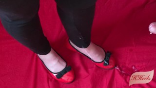 Lèche mes ballerines et éjacule dessus !