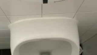 Wichsen in der Arbeit