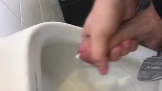 Geil in der Arbeit abspritzen - viel Sperma