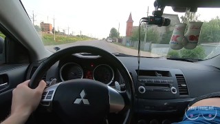 Teen does blowjob in the car without stopping.Cum in the mouth