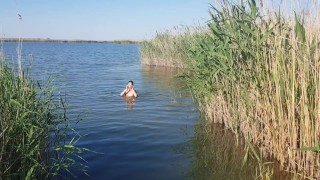 Девушка выходит абсолютно голая из реки