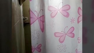 Mi novio me sorprende en la ducha