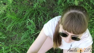 Красивая девушка дала кончить ей в киску на прогулке