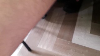 Papà si masturba e sborra sul pavimento